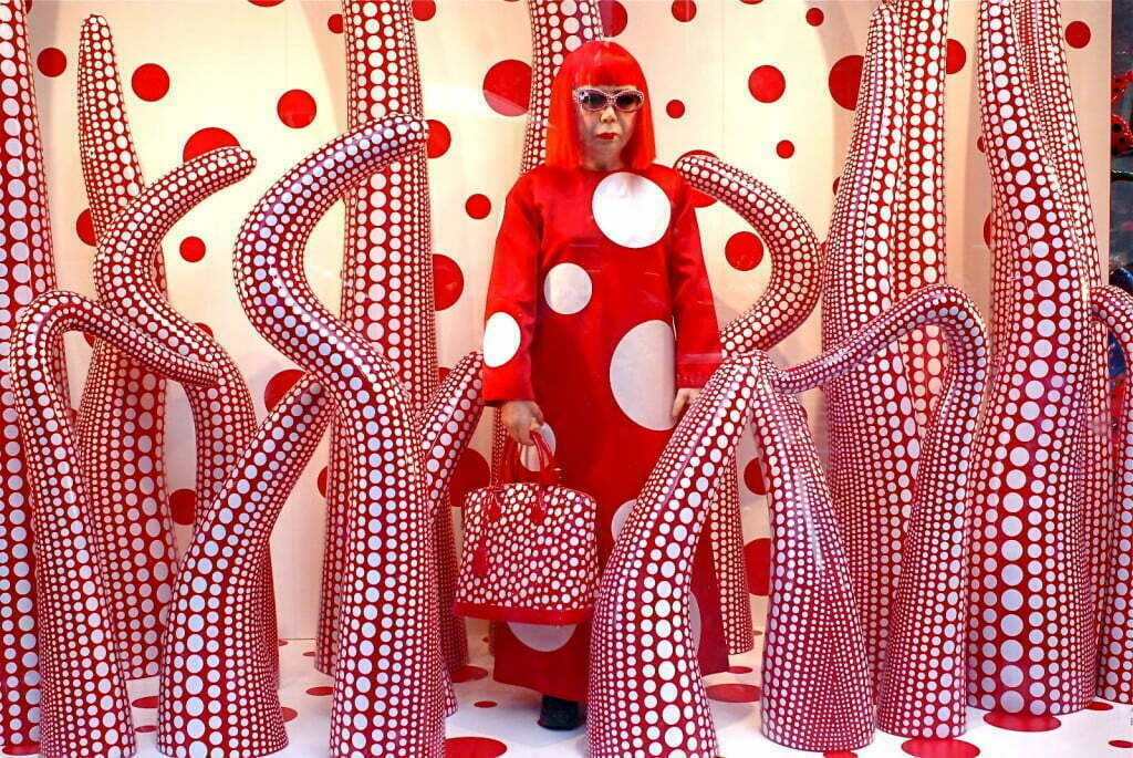 Chi è Yayoi Kusama, l'artista preferita da Louis Vuitton