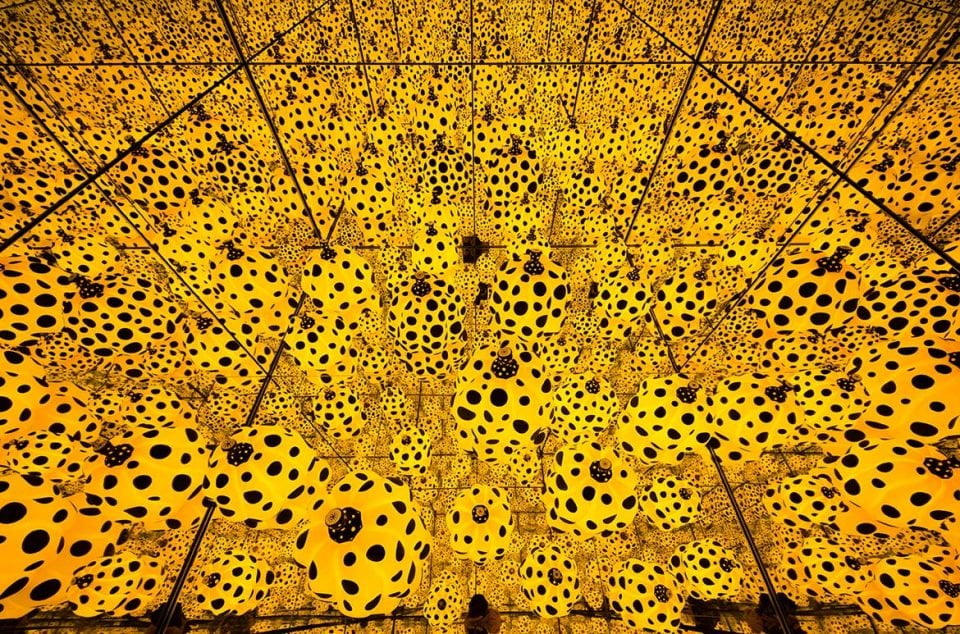 Chi è Yayoi Kusama, l'artista preferita da Louis Vuitton